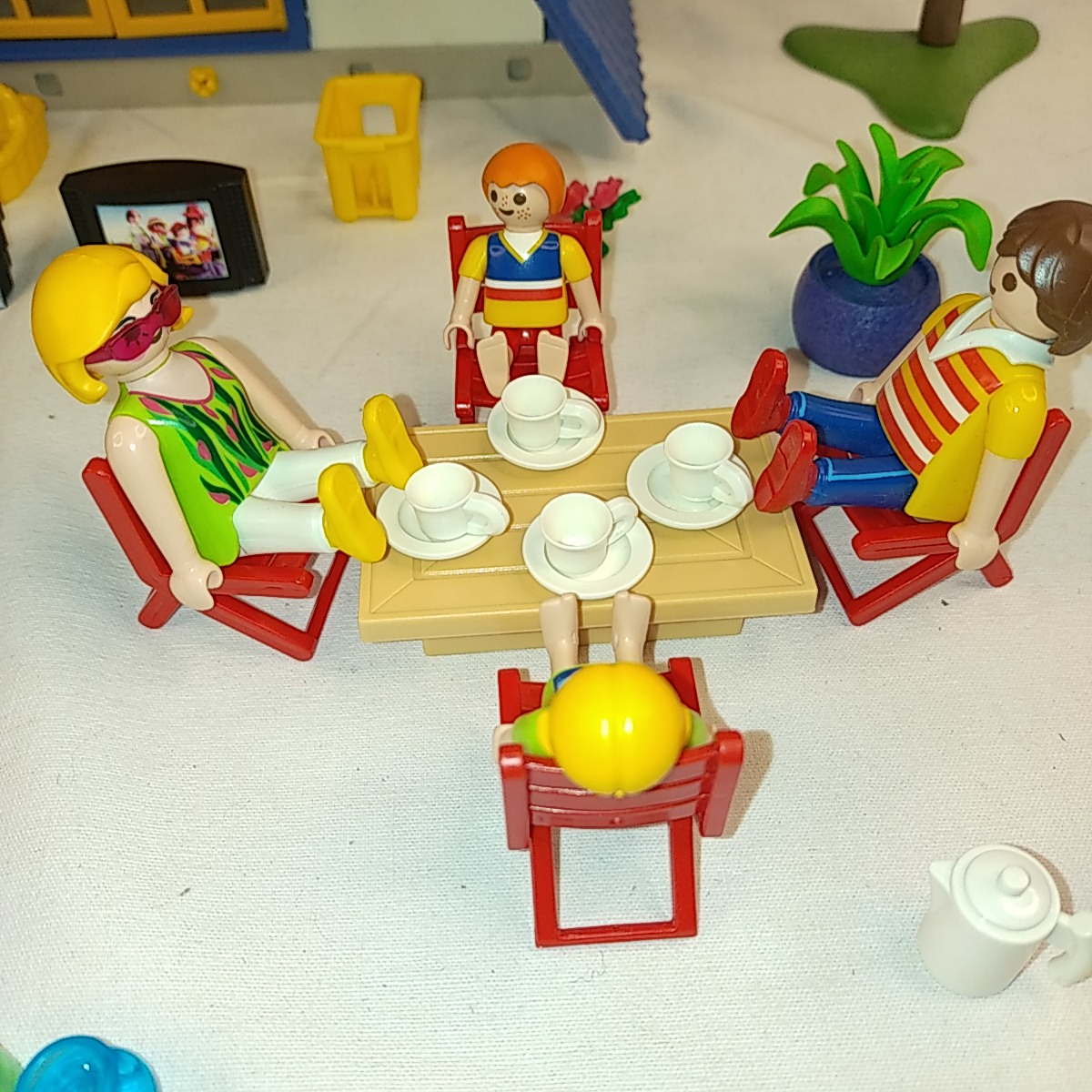 Voir photo 2 de Playmobil -3230 - Maison de vacances avec 4 personnages et des accessoires Playmobil -3230 - Maison de vacances avec 4 personnages et des accessoires Bon état - Vue 2 -